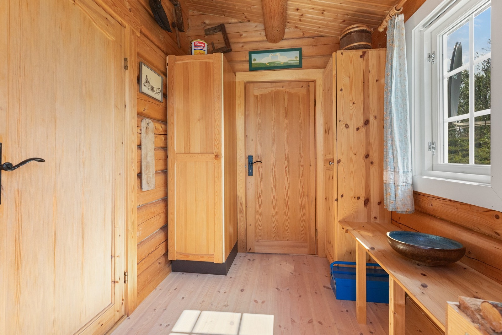 Gangen har plass til skap for oppbevaring og en plassbygd benk for vannkanner eller annet Galleribilde