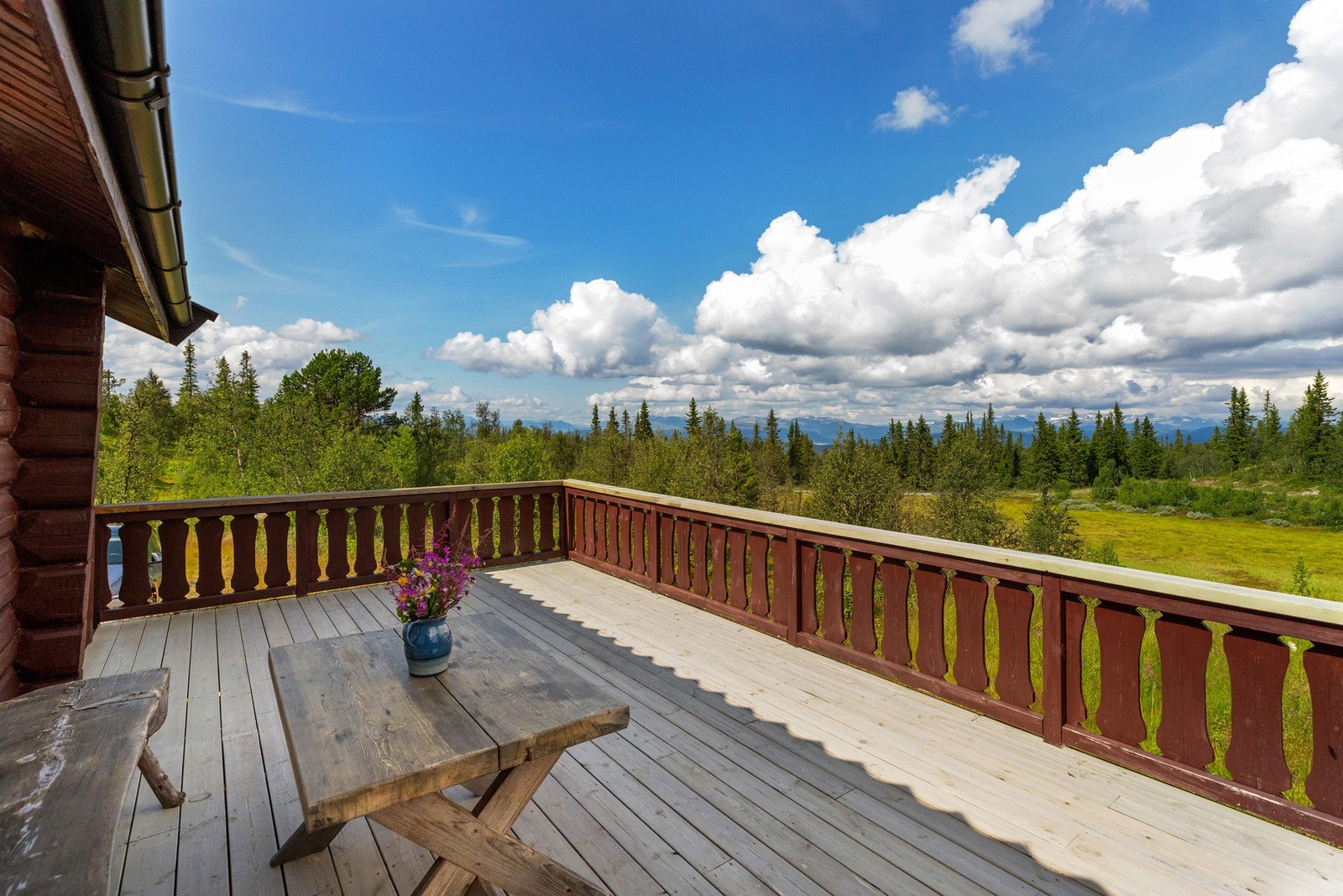 Eiendommen har en fin plassering med flott utsikt mot blant annet populære Bitihorn og ellers de ruvende fjelltoppene i Jotunheimen Galleribilde