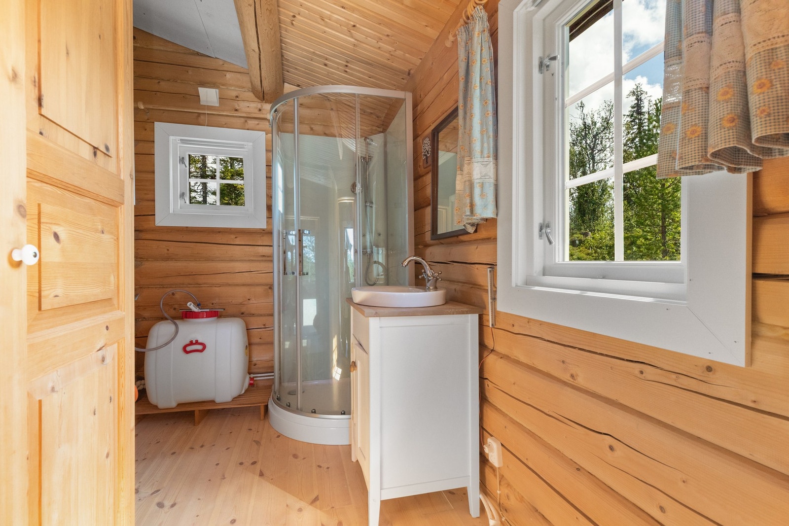 Hyttebadet har dusjkabinett og et enklere servantskap Galleribilde