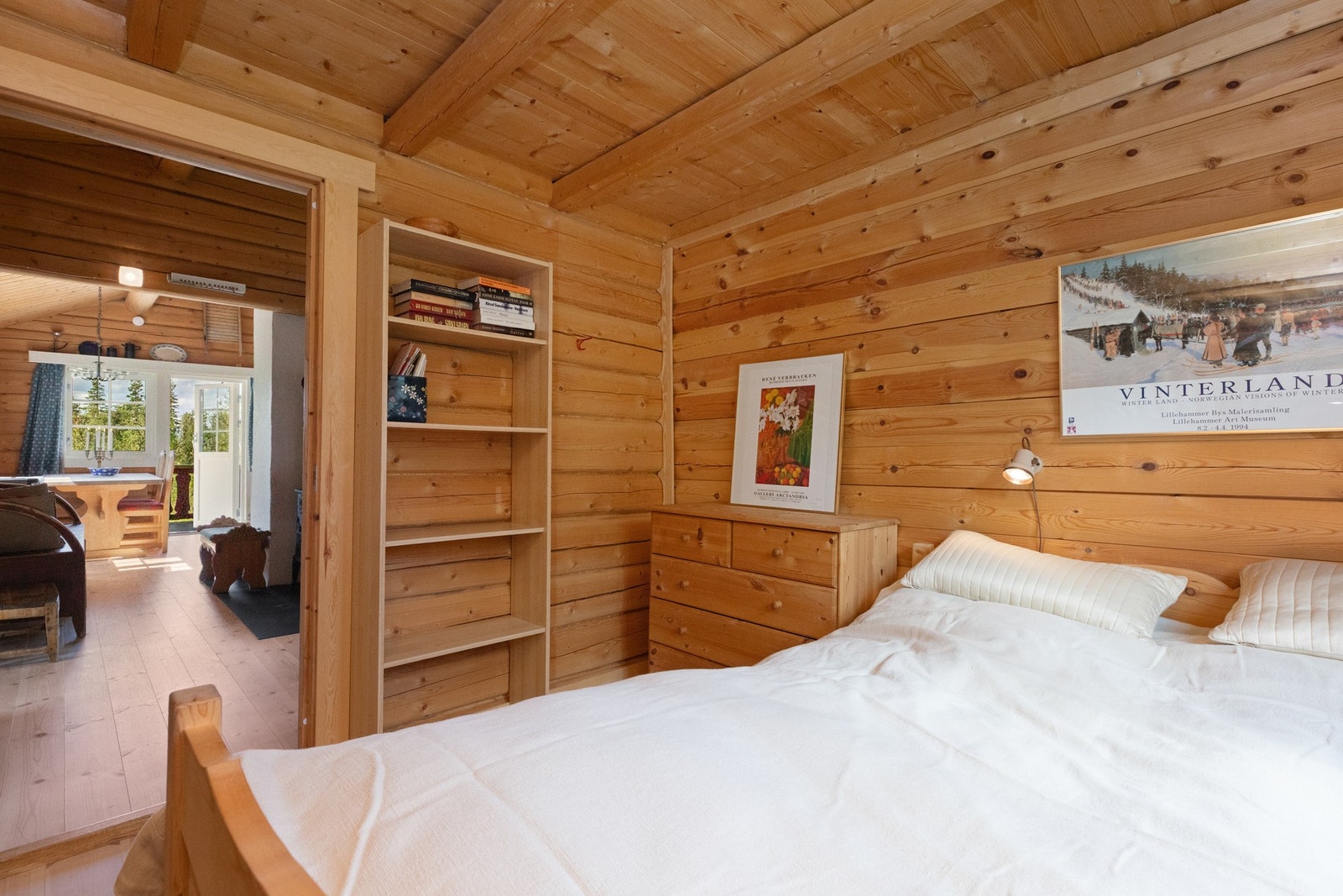 Hovedsoverom med plass til dobbeltseng og kommode, samt bokhylle Galleribilde