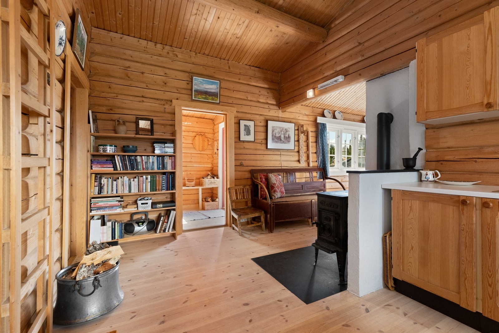 Veggfast stige opp til hems fra kjøkkenet Galleribilde