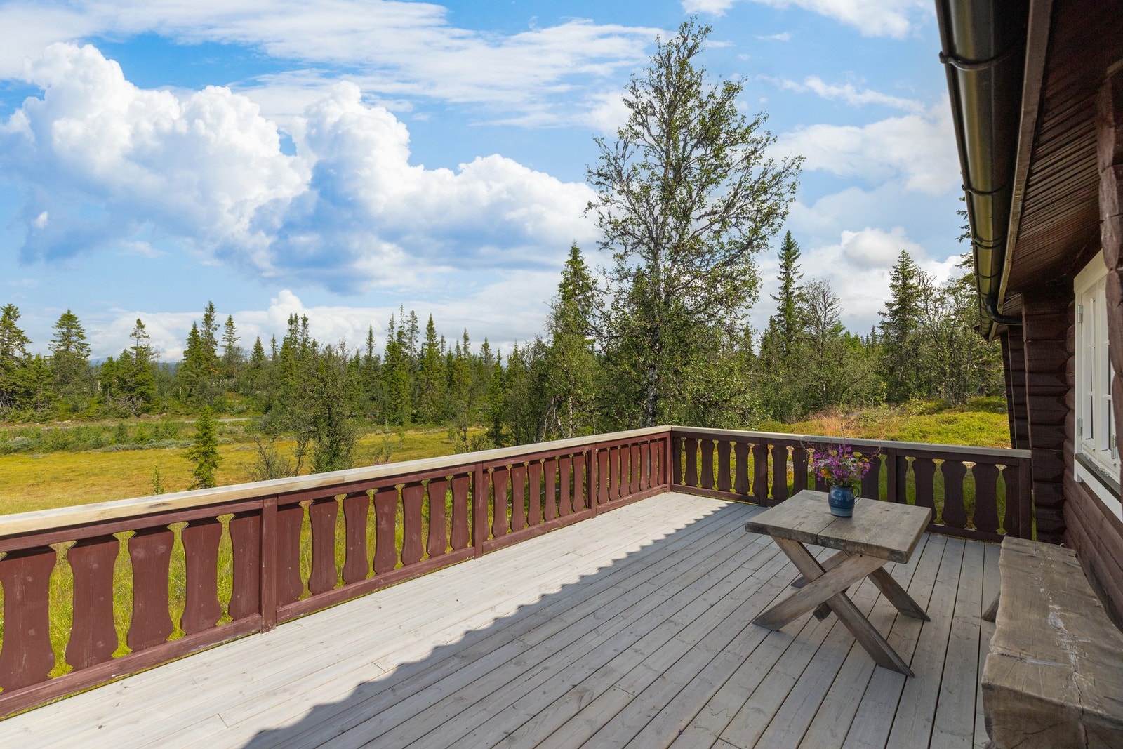 God plass til flere sittegrupper og andre utemøbler Galleribilde