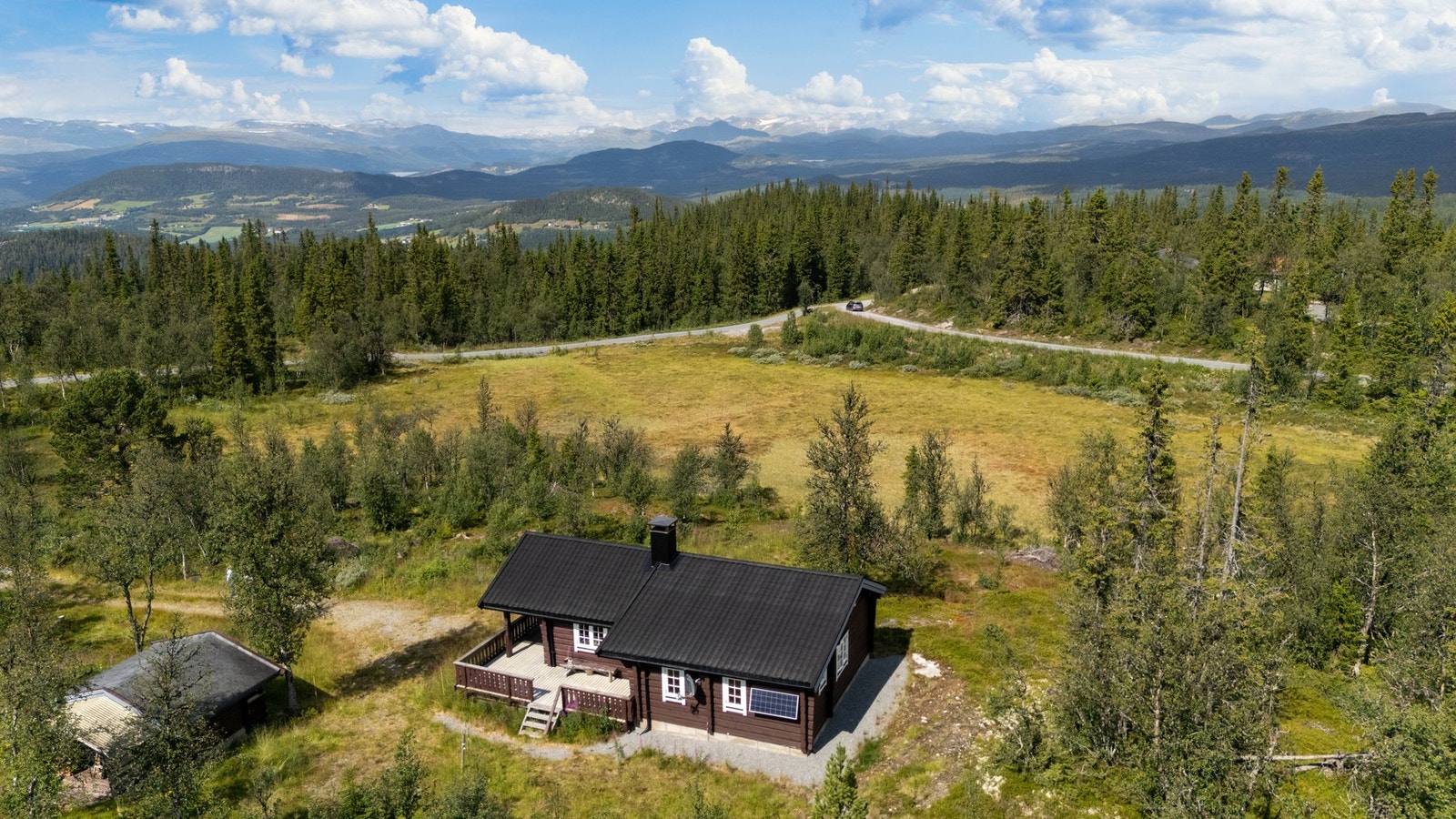 Eiendommen ligger fint til på Luskeråsen ved Rennsenn/Vangsjøen i Øystre Slidre kommune. Omringet av vakker natur og fine turmuligheter året rundt Galleribilde