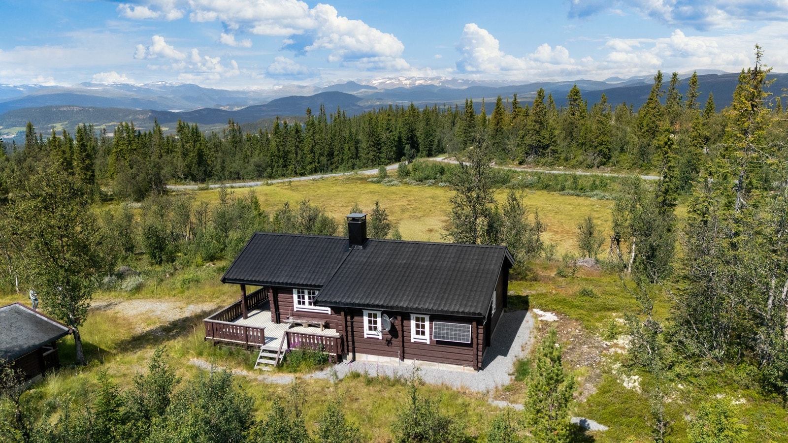 Det bugner av fine turområder om det er fotturer, sykkelturer, kajakk eller ski på vinteren. Skiløypene på vinteren går ca. 200-300 meter fra eiendommen ifølge selger Galleribilde