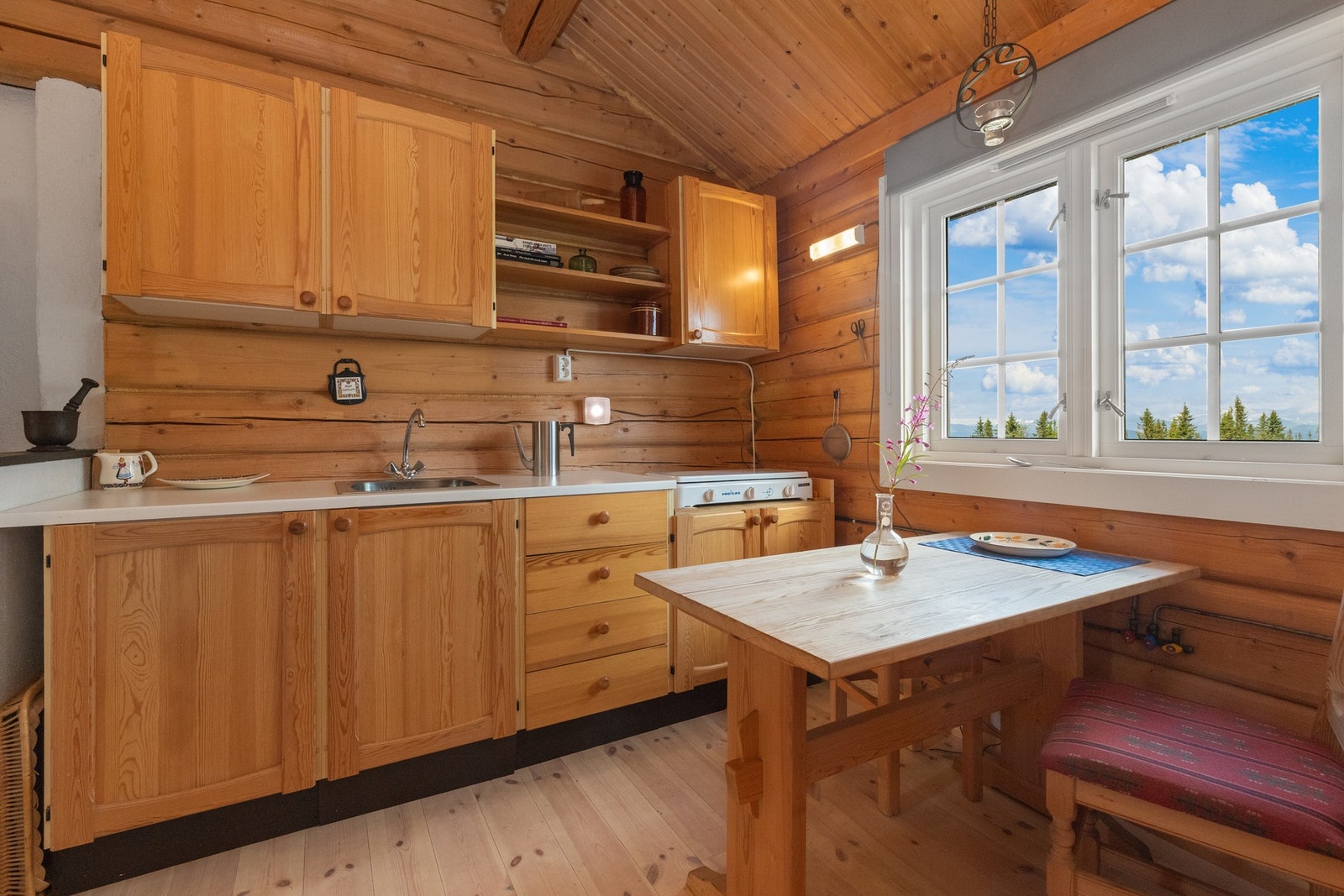 Møbler utenom 3 gamle pinnestoler, en utskåret peiskrakk og sammenleggbar stol følger med salget. Nyere tv med parabolantenne, bensindrevet aggregat, vedkløyver, 2 stk flyttbare gassovner, gasskjøleskap, gassbluss (3 stk) og nyere madrasser med vaskbare o Galleribilde