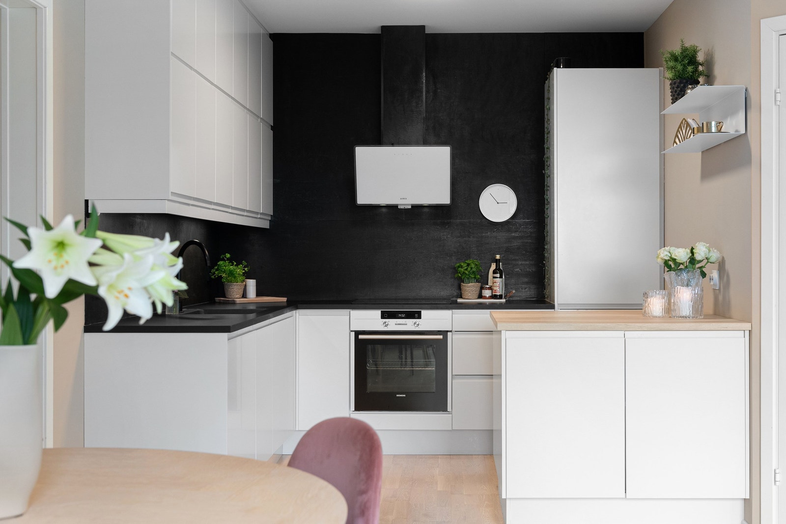 Nyere kjøkkenøy mot stuedel montert i 2025 Galleribilde