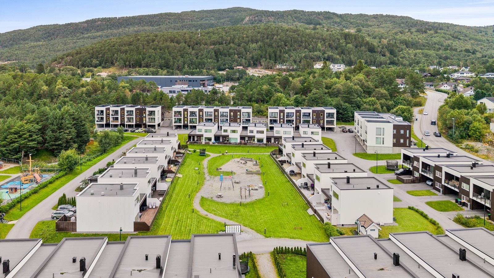 Dronebilde over sameiet og fellesområder Galleribilde