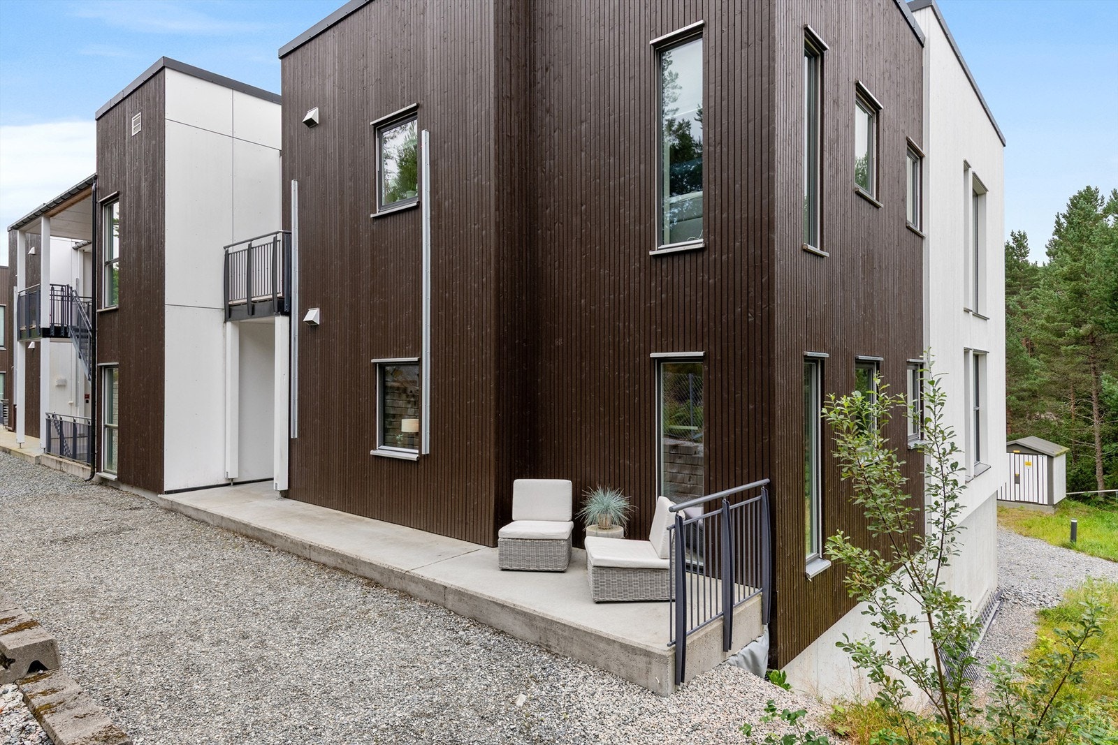 Leiligheten er beliggende i 1. etasje på hjørne mot nordvest. Støpt platting her er felles men stort sett kun brukt av selger Galleribilde