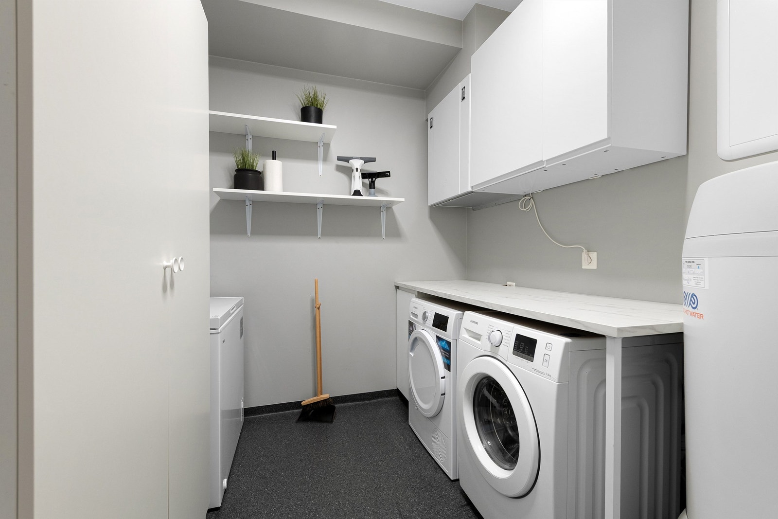 Teknisk bod/vaskerom med gulvvarme Galleribilde