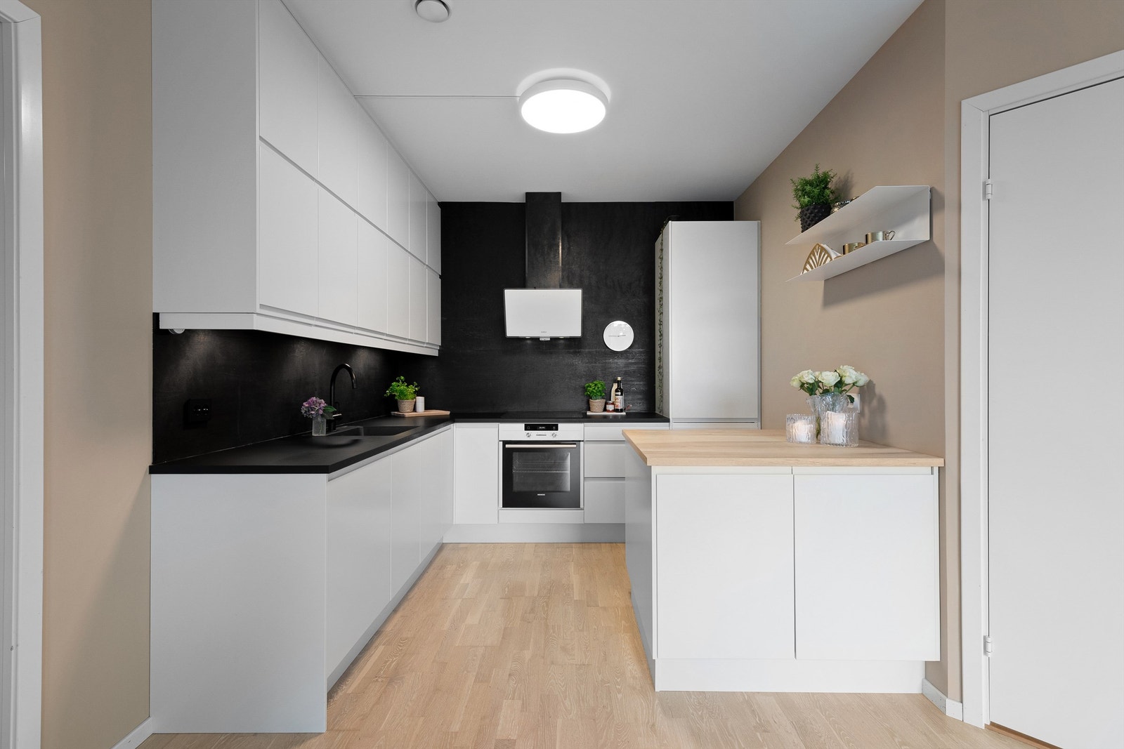 Sigdal kjøkkeninnredning med takhøye skap Galleribilde