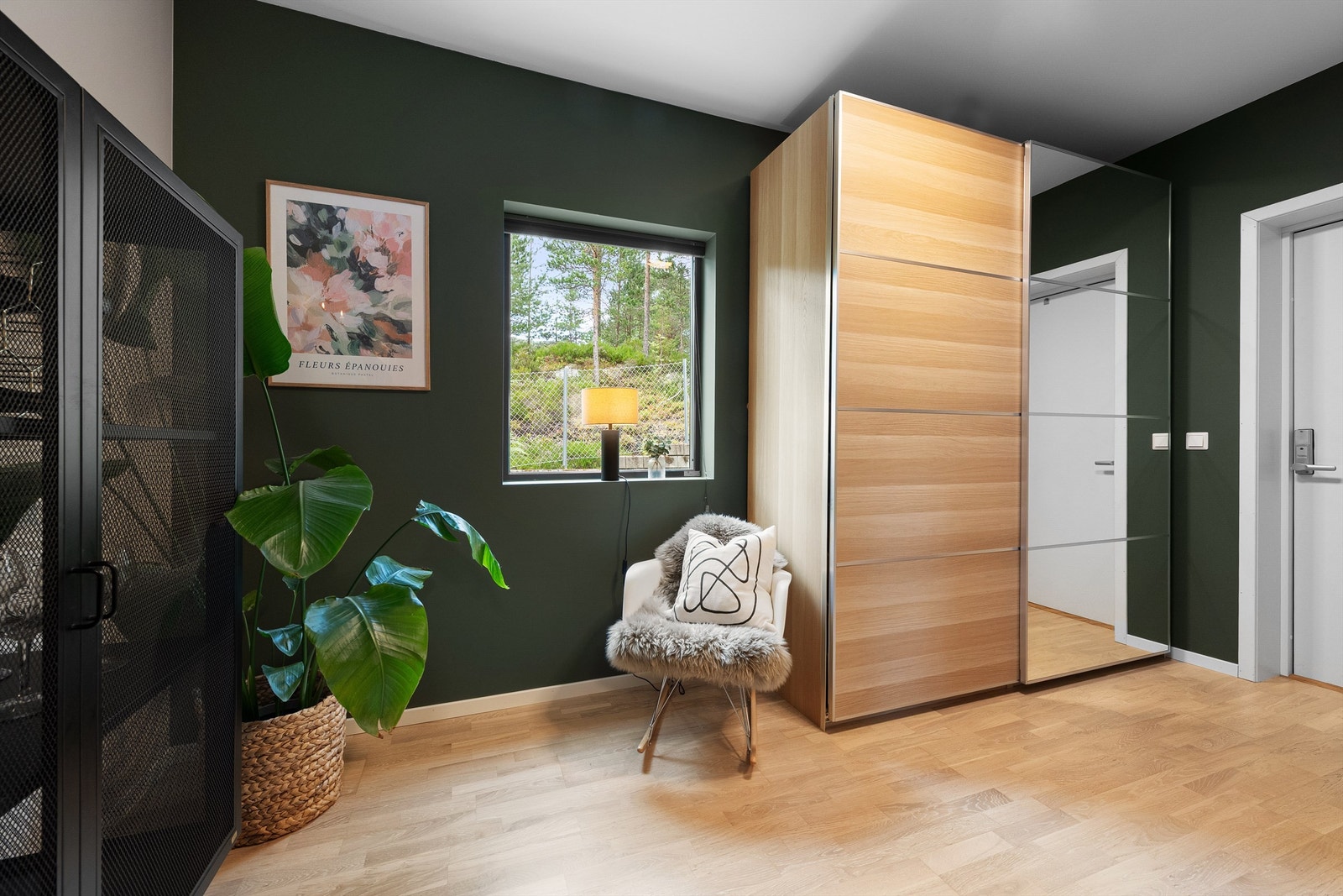 Romslig gang/entre med skyvedørsgarderobe Galleribilde