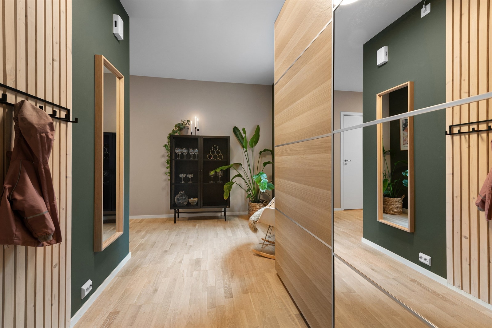 Entre med spilevegg og skyvedørsgarderobe Galleribilde