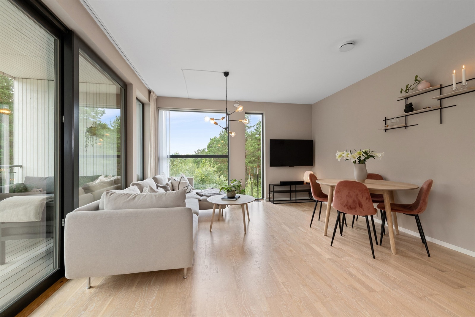 Det er plass til både sofagruppe og spisebord på stuen Galleribilde