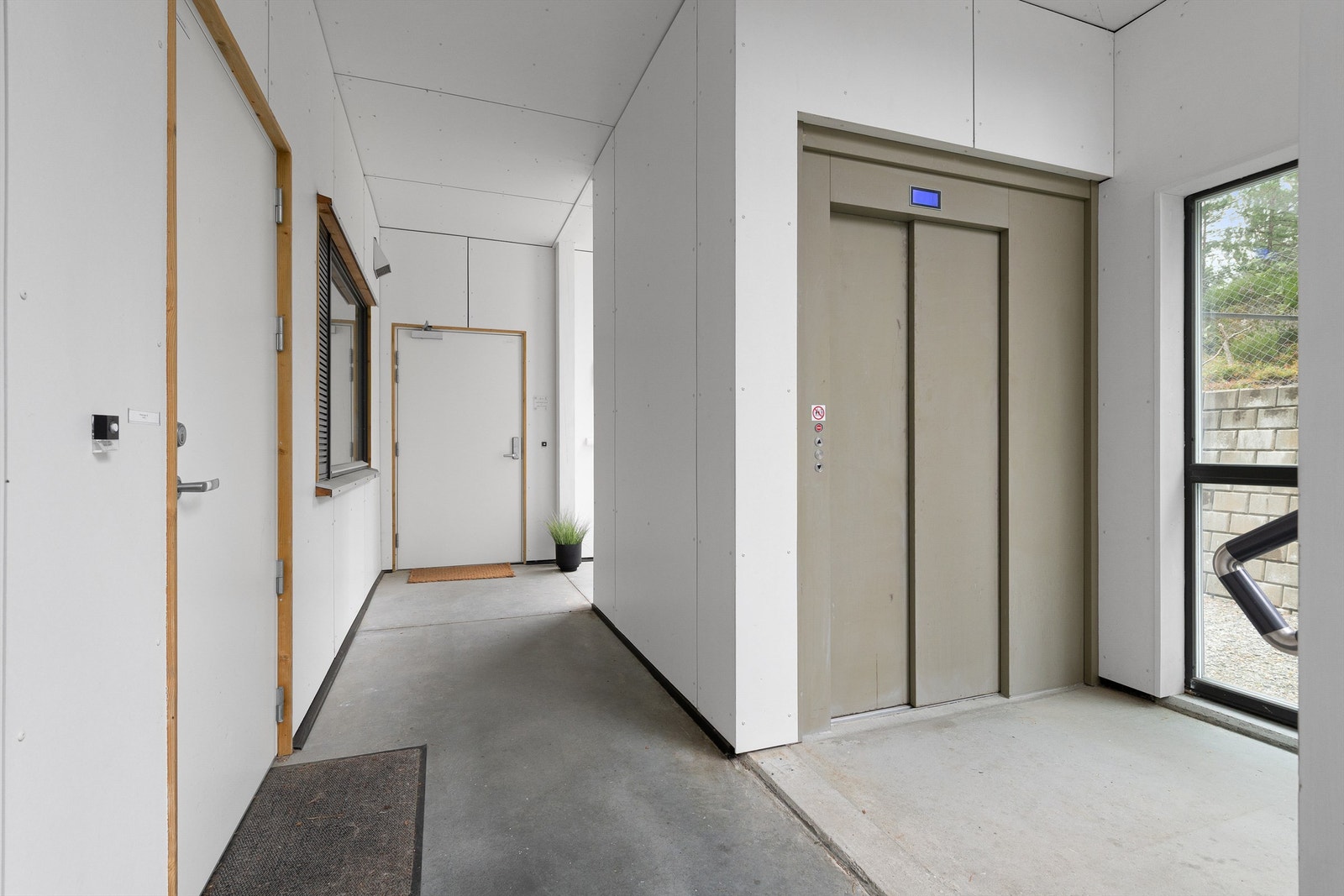 Adkomst til leiligheten via svalgang mot nord. Heis fra parkeringskjeller. Galleribilde