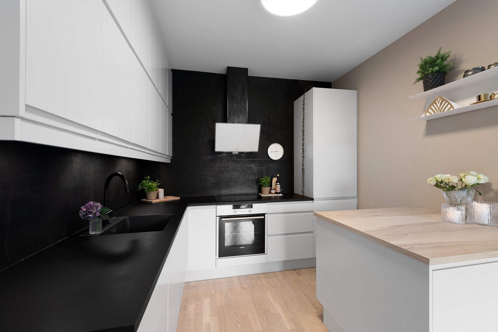 Laminert plate mellom kjøkkenbenk og overskap. Galleribilde