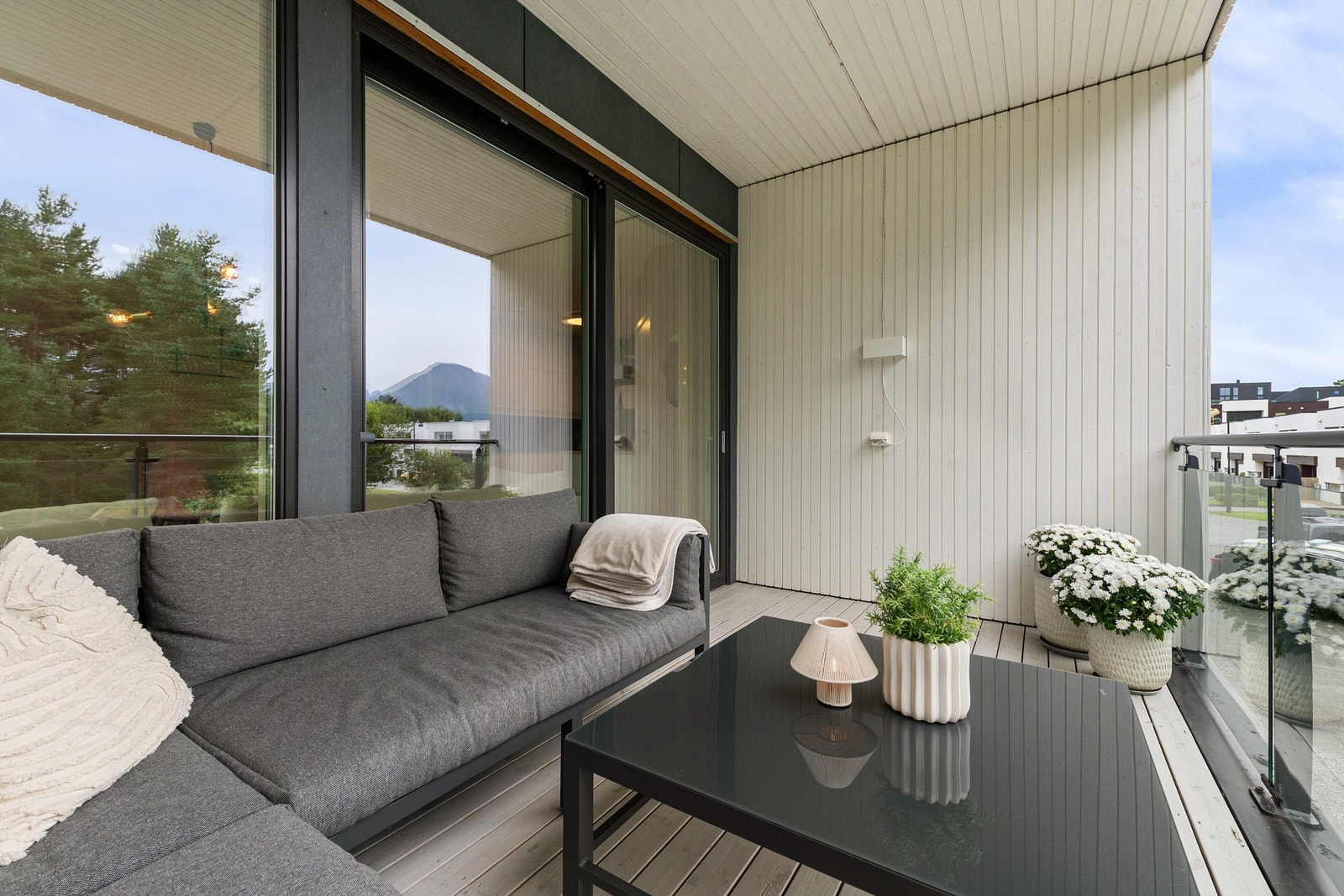 Balkongen har utebelysning og utvendig stikkontakt. Gulvoverflater belagt med terrassebord. Galleribilde