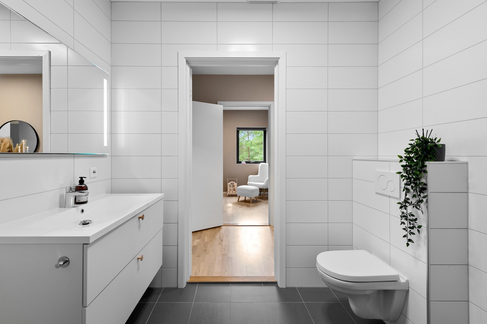 Bad med innredning, vegghengt wc og dusjhørne med foldbare vegger Galleribilde