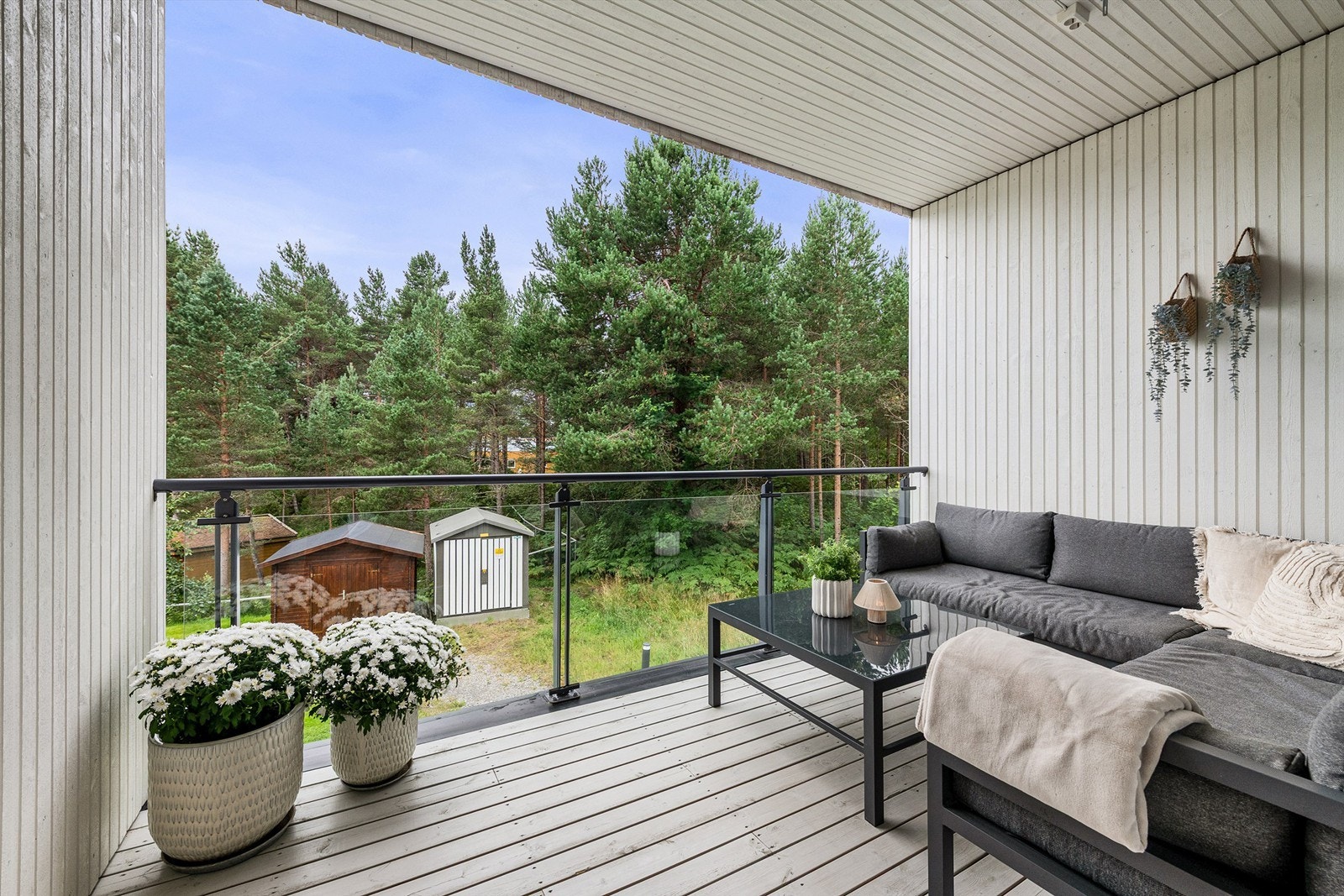 Lun og skjermet balkong med glassrekkverk Galleribilde