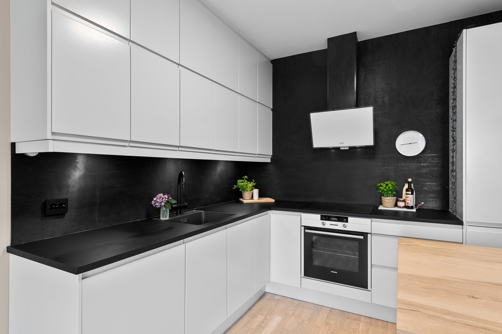 Kjøkkenet er utstyrt med integrert stekeovn, platetopp, oppvaskmaskin og kjøleskap med fryser Galleribilde