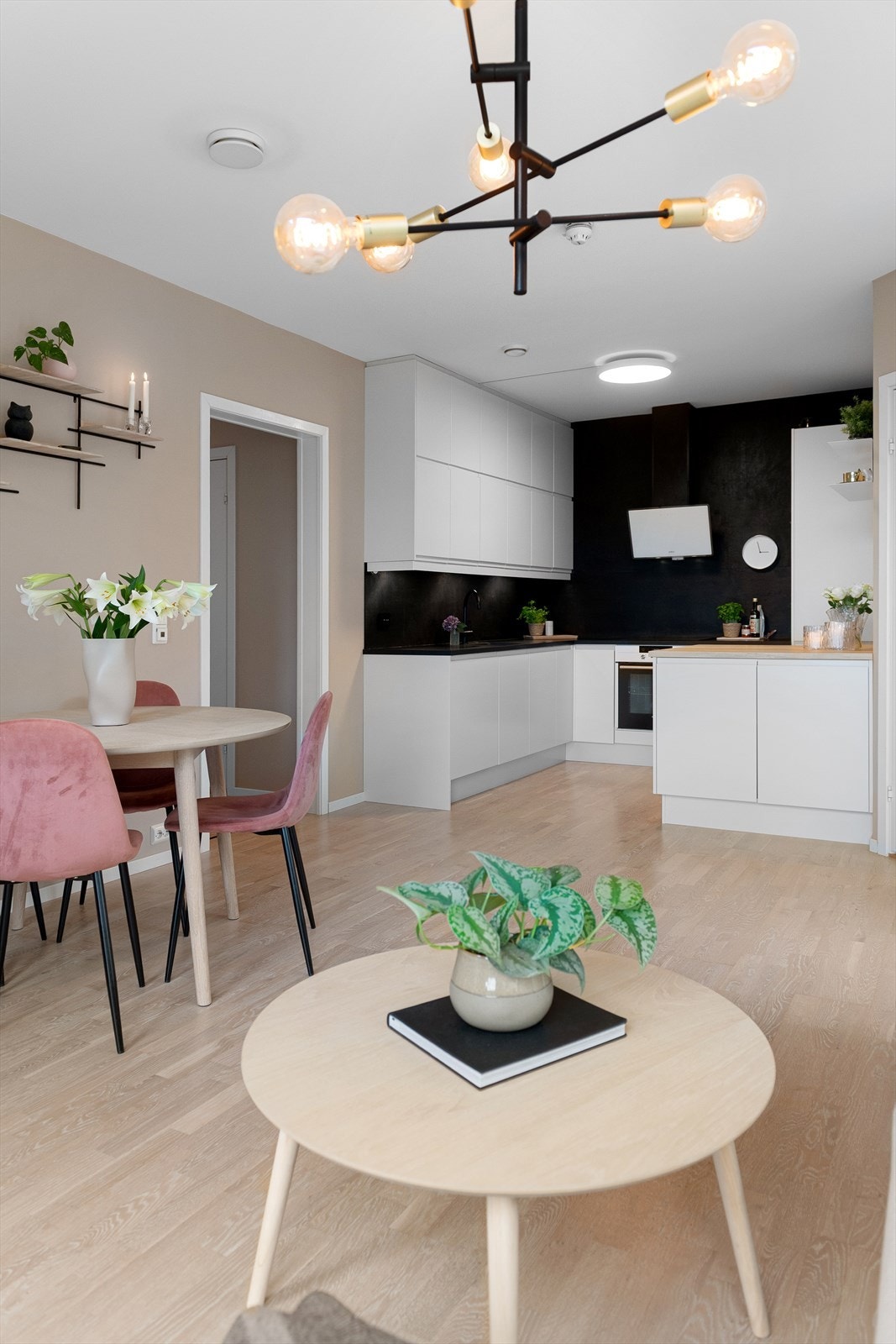 Fra sofakroken på stuen mot kjøkken Galleribilde