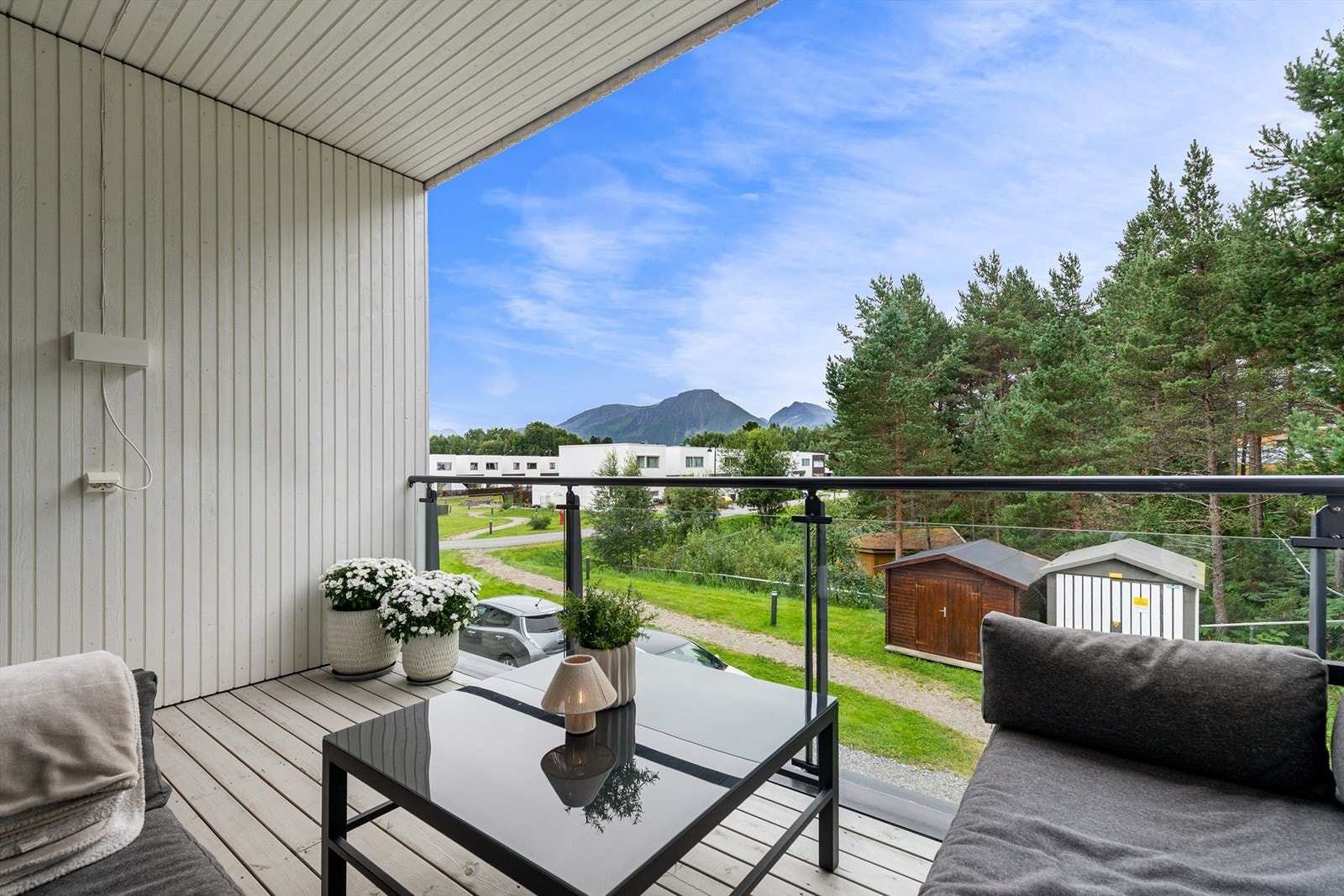 Skjermet og overbygd balkong med glassrekkverk. Utgang fra stue Galleribilde