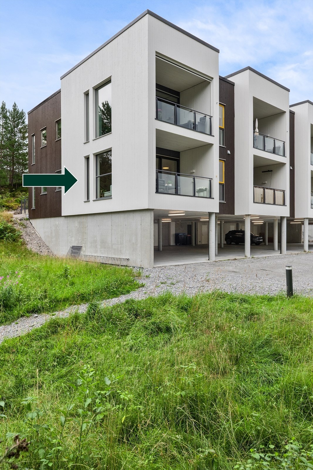 Leilighten er beliggende i 1. etasje på enden i feltet og grenser mot skog og friarealer Galleribilde