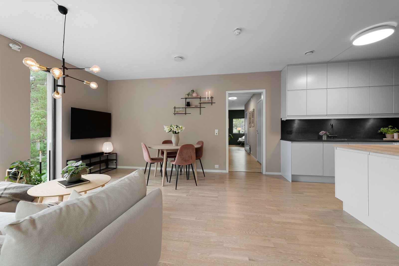 Fra stue og kjøkken mot gang/entre Galleribilde