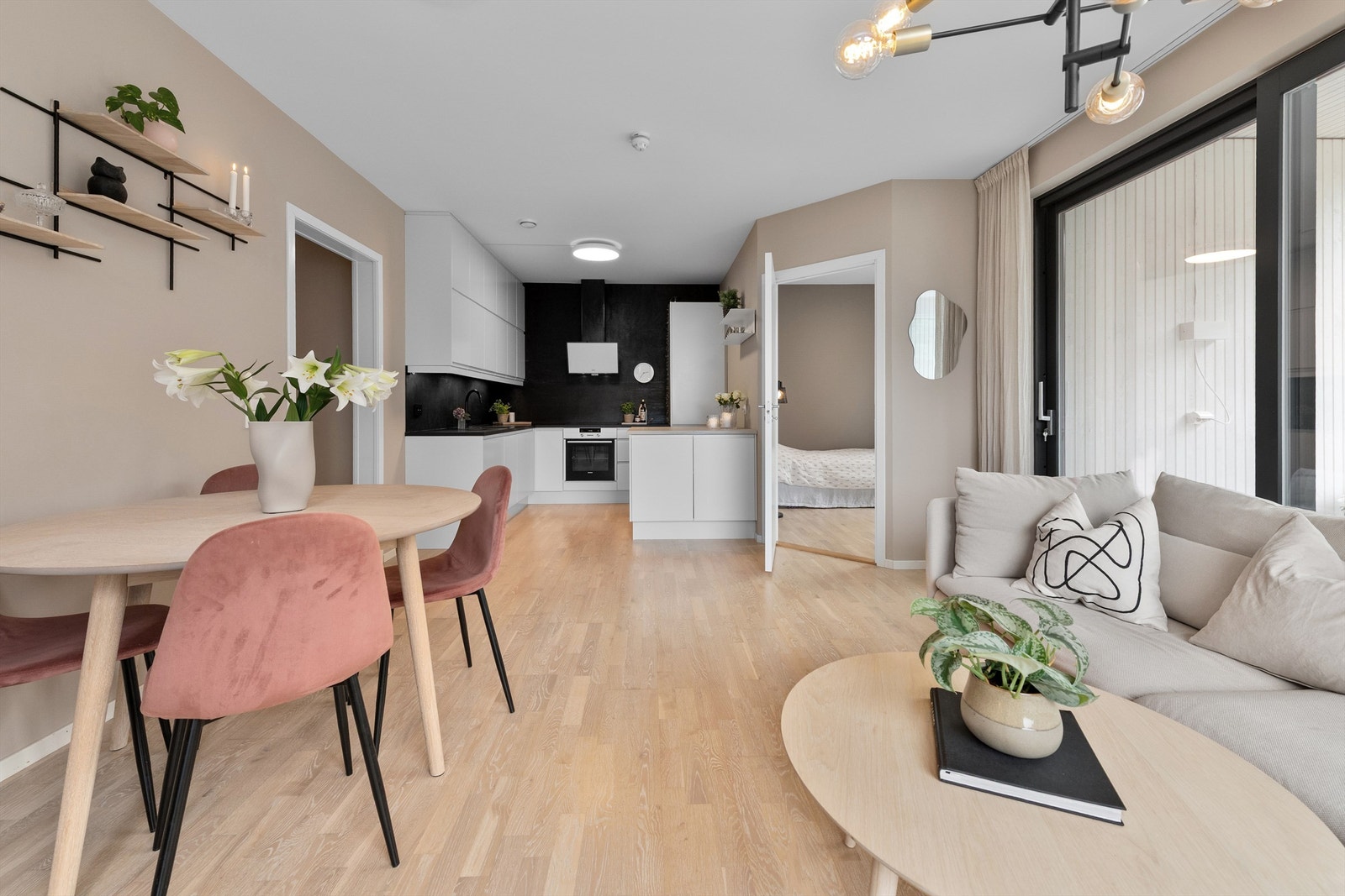 Fra stue mot kjøkken Galleribilde