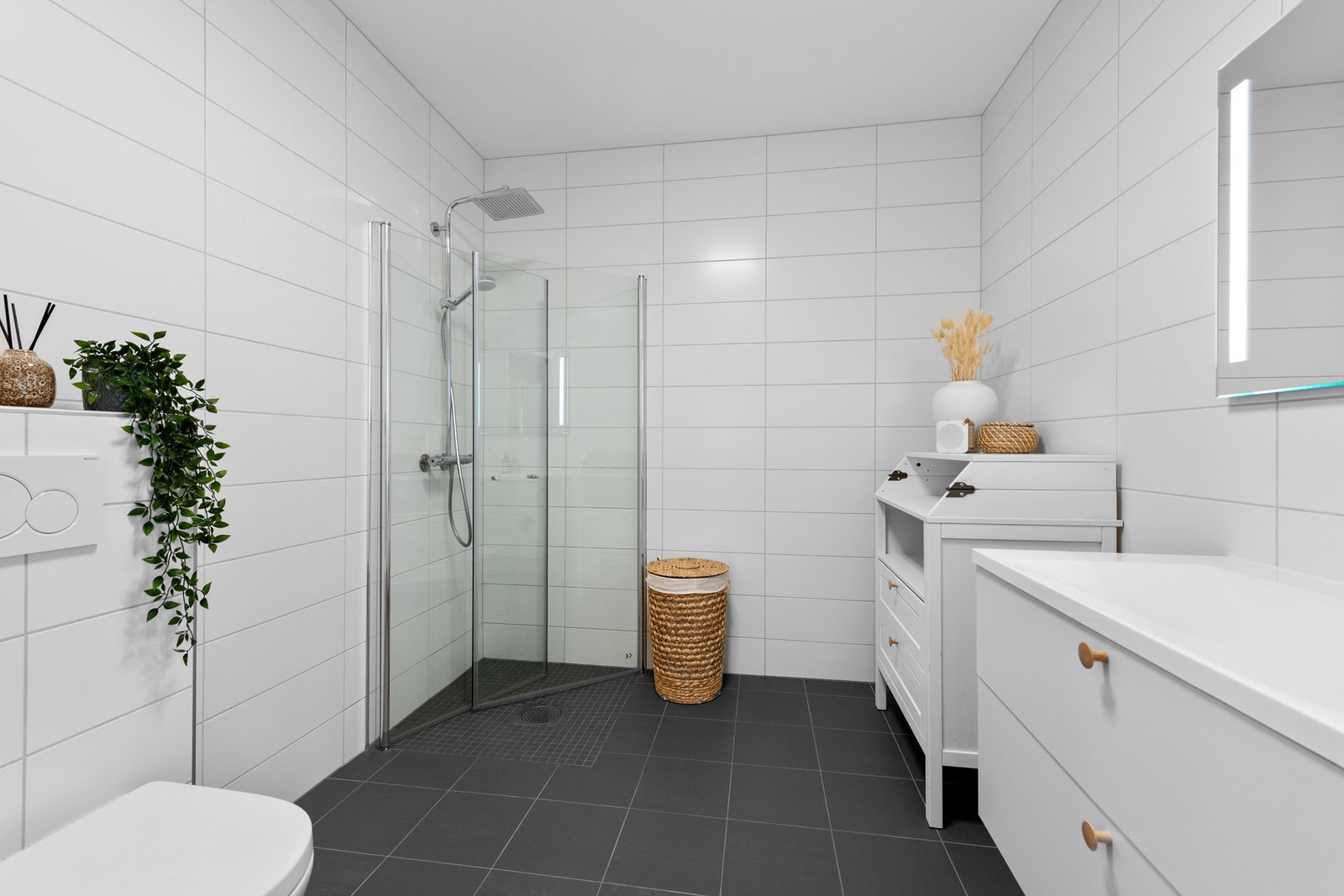 Romslig flislagt bad Galleribilde