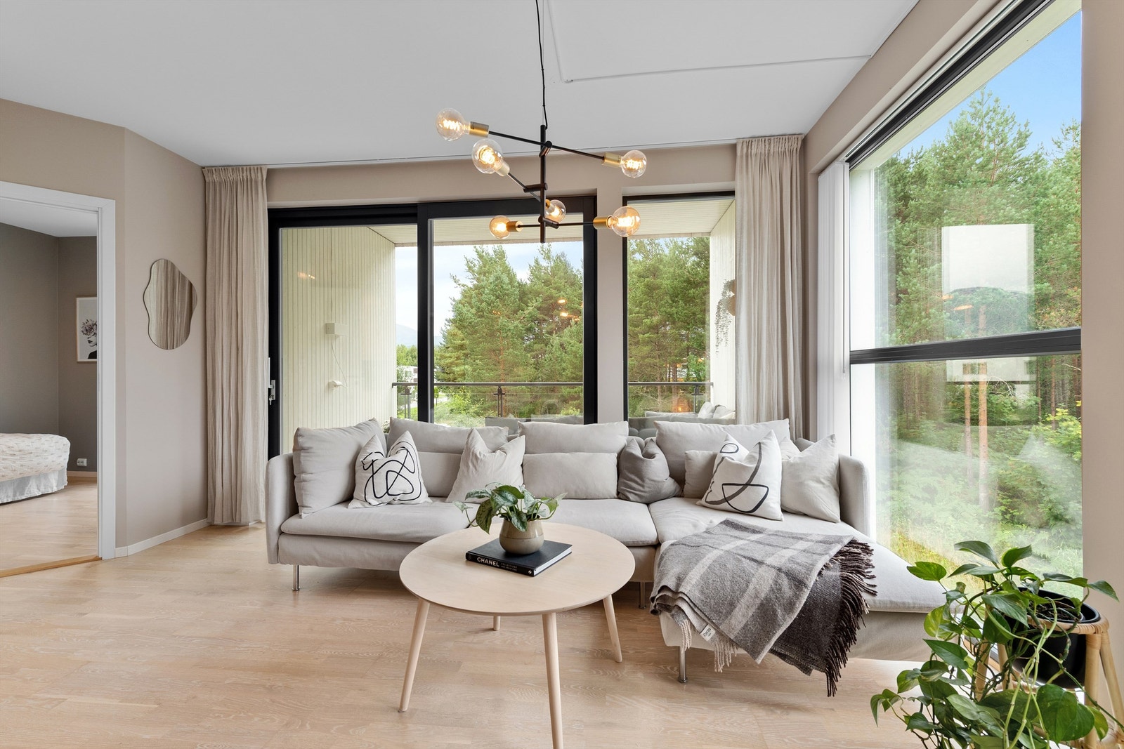 Det er åpen løsning mellom stue og kjøkken og store vindusflater mot syd og vest som gir godt med naturlig lysinnslipp Galleribilde