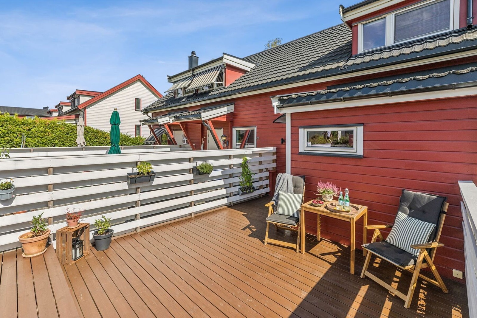 Markterrassen ligger vendt mot vest og byr på sol fra sen formiddag og utover ettermiddagen og kvelden. Galleribilde