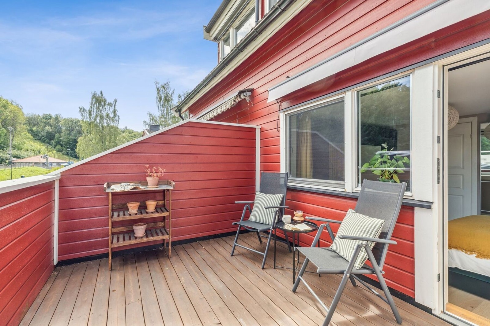 Hovedsoverommet i 1. etasje har egen terrasse på 12 kvm. Terrassen ligger vendt mot øst med sol fra morgenen - perfekt for morgenkaffen eller frokosten. Terrassen har ny membran og nytt tredekke fra 2021, samt liten bod. Galleribilde