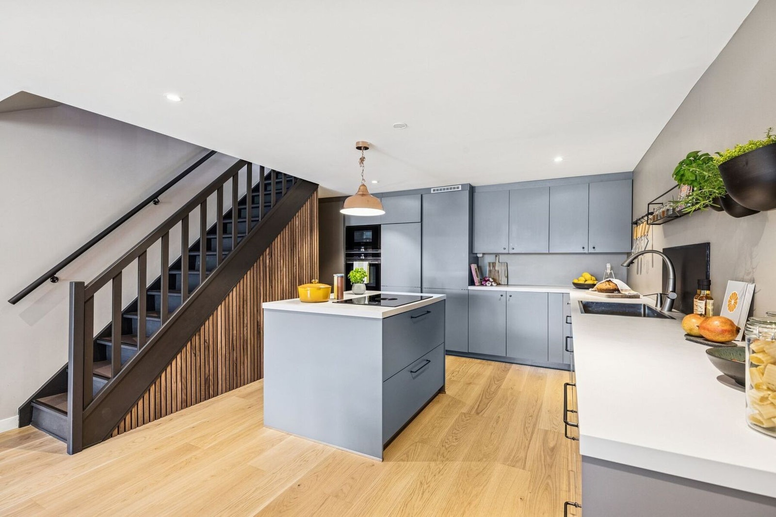 Boligen har et lekkert og påkostet kjøkken fra 2016, levert av Schüller. Den åpne løsningen mellom kjøkken og stue legger til rette for en sosial atmosfære. Galleribilde