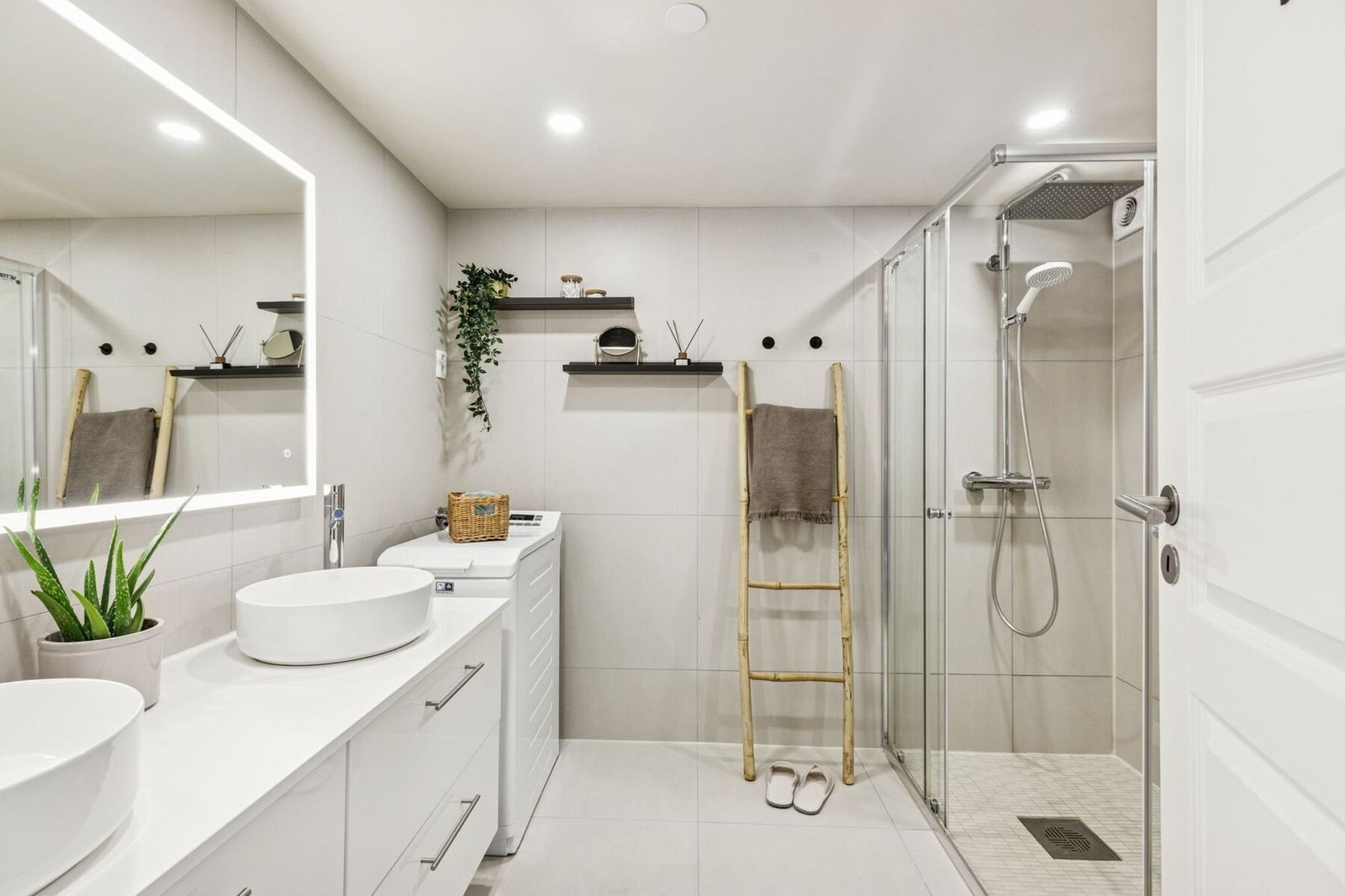 Boligen har to delikate og flislagte bad, begge fra 2016, og utvidet i forbindelse med oppgraderingen slik at de i dag har en svært god størrelse. Galleribilde