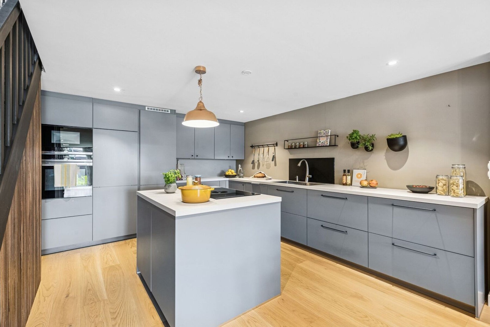 Kjøkkenet har rikelig med oppbevaringsplass, gode arbeidsflater og en praktisk kjøkkenøy som fungerer som et naturlig samlingspunkt i rommet. Galleribilde