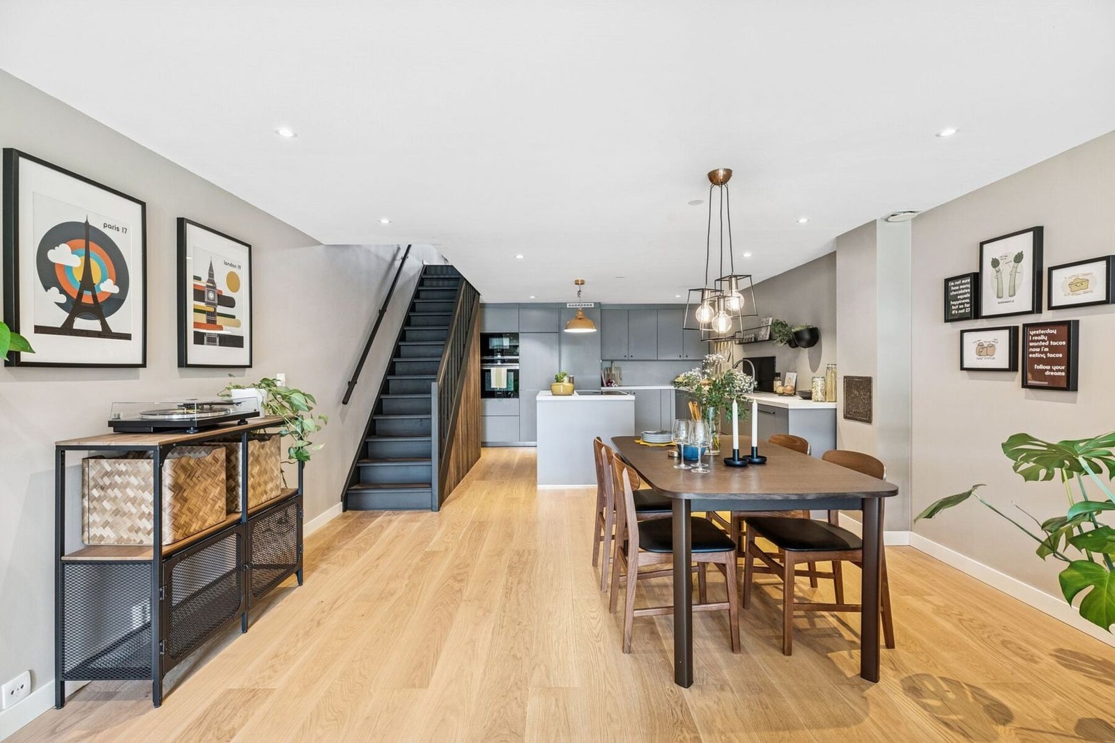 Innvendige overflater består hovedsakelig av enstavs parkett, glatte malte flater og LED-downlights. Farge- og materialvalg er moderne og harmoniske, og gir en stemning av harmoni og ro. Galleribilde