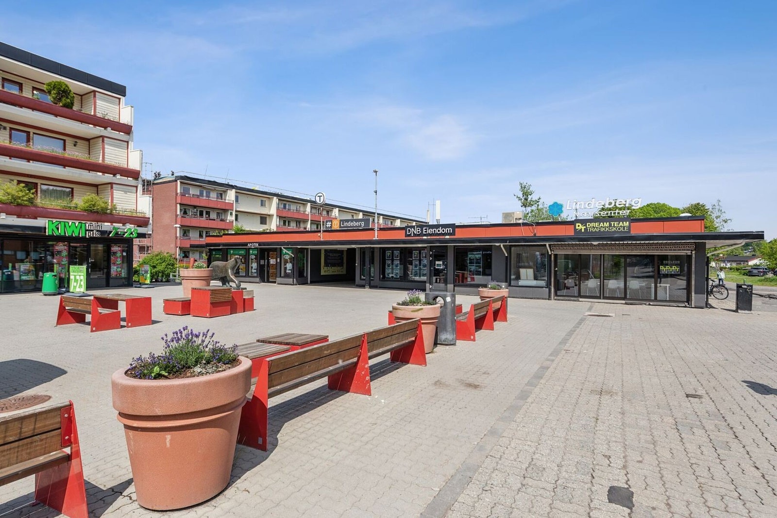 Det er kun få minutters gange til Lindeberg senter med Kiwi, frisør, apotek og legesenter. Her har du også T-banens linje 2 med avgang hvert 8. minutt og 18 minutters reisetid til sentrum. Galleribilde
