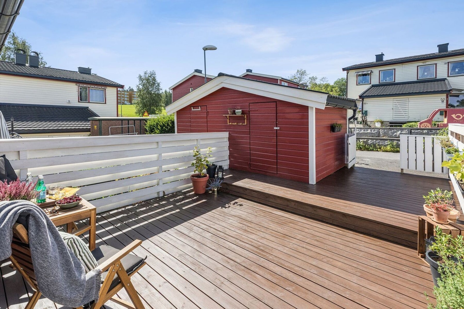 Boligen tilbyr gode oppbevaringsmuligheter i form av innvendig loft og to utvendige boder. Den største ved inngangspartiet, på 5 kvm. Galleribilde