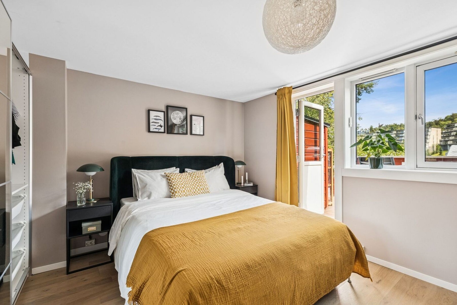 Rommet har i tillegg utgang til en koselig, østvendt terrasse på 12 kvm. Over soveromsvindu har du elektrisk markise fra 2016. Galleribilde