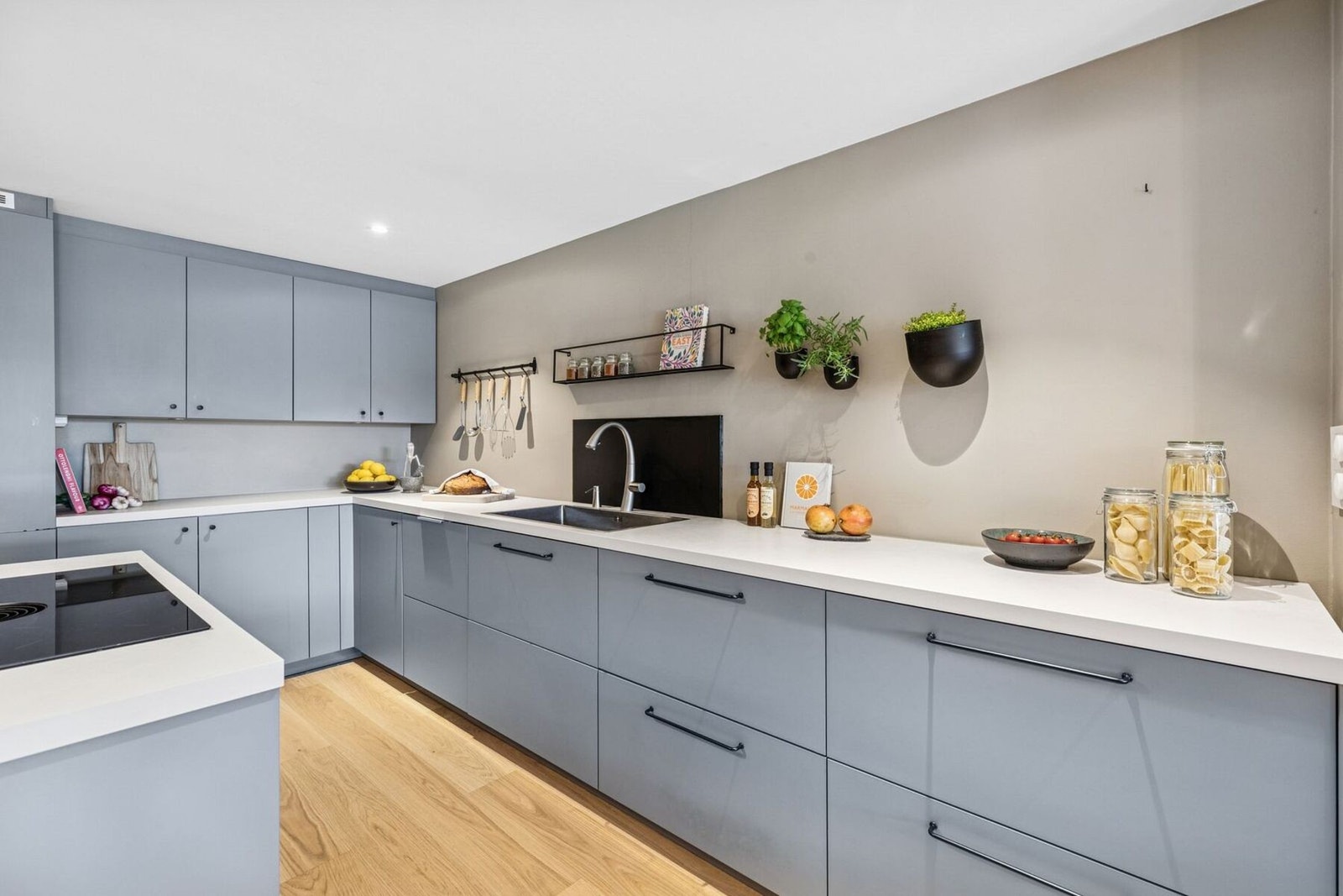 Kjøkkenøya er utstyrt med bred induksjonstopp fra Bora med integrert ventilator. Videre medfølger integrerte hvitevarer fra Siemens: stekeovn, mikrobølgeovn, kjøleskap, fryseskap og oppvaskmaskin. Galleribilde