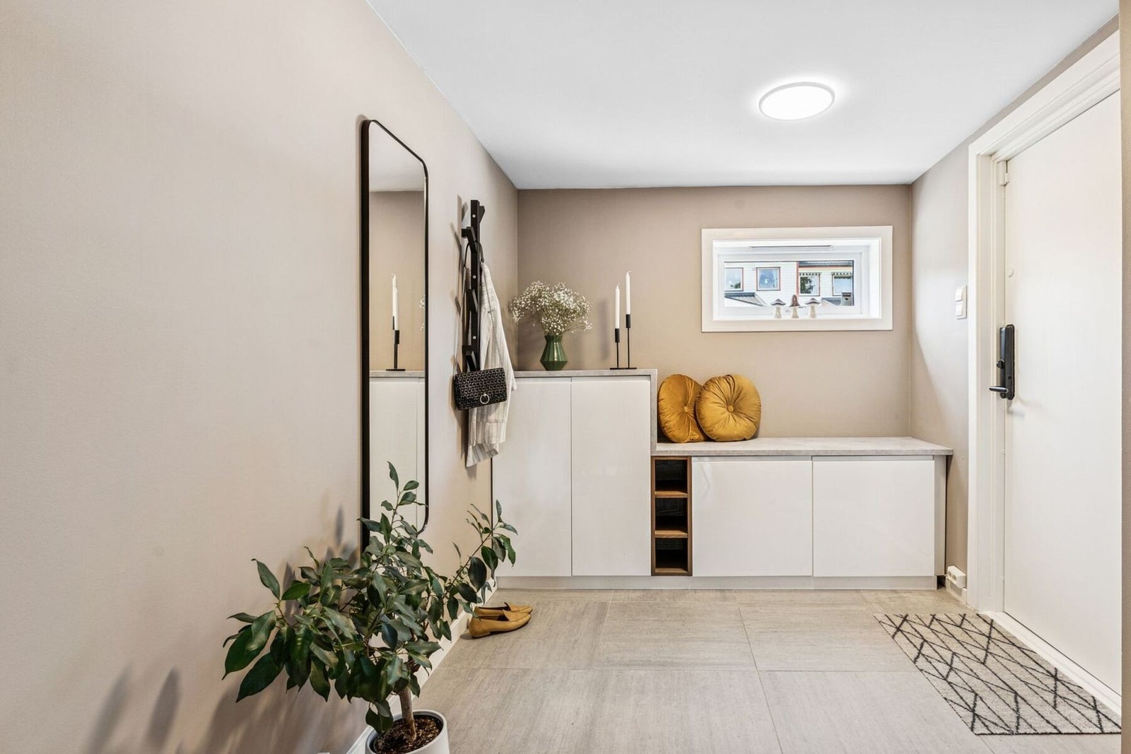 Her har du god plass til oppbevaring både i entréen, samt i eget garderoberom i direkte tilknytning. Galleribilde