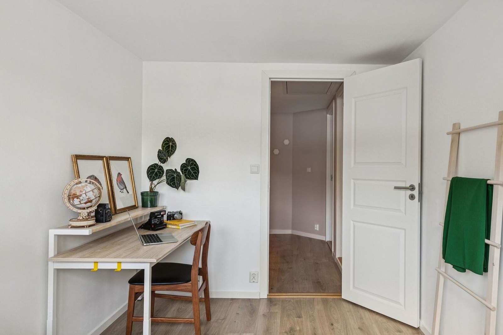 Begge rommene har en god størrelse, med plass til seng, garderobe og eventuell kontorplass. Galleribilde