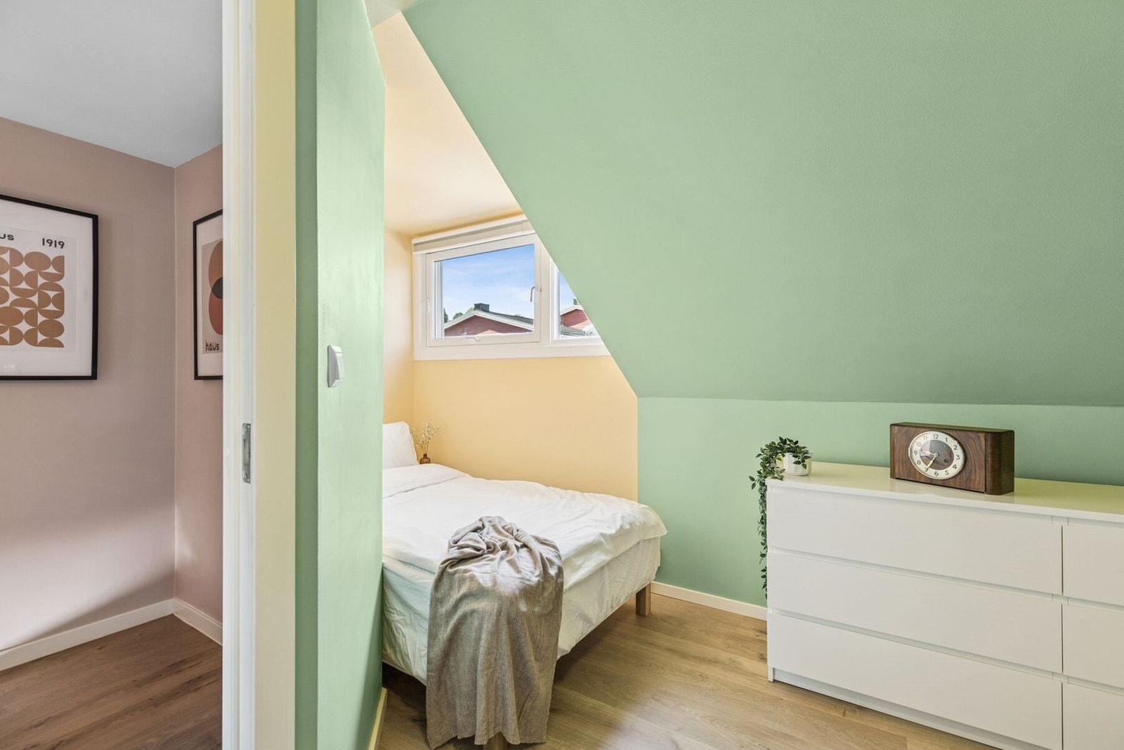 Rommene er i dag innredet med 120 cm senger som medfølger i salget. Galleribilde