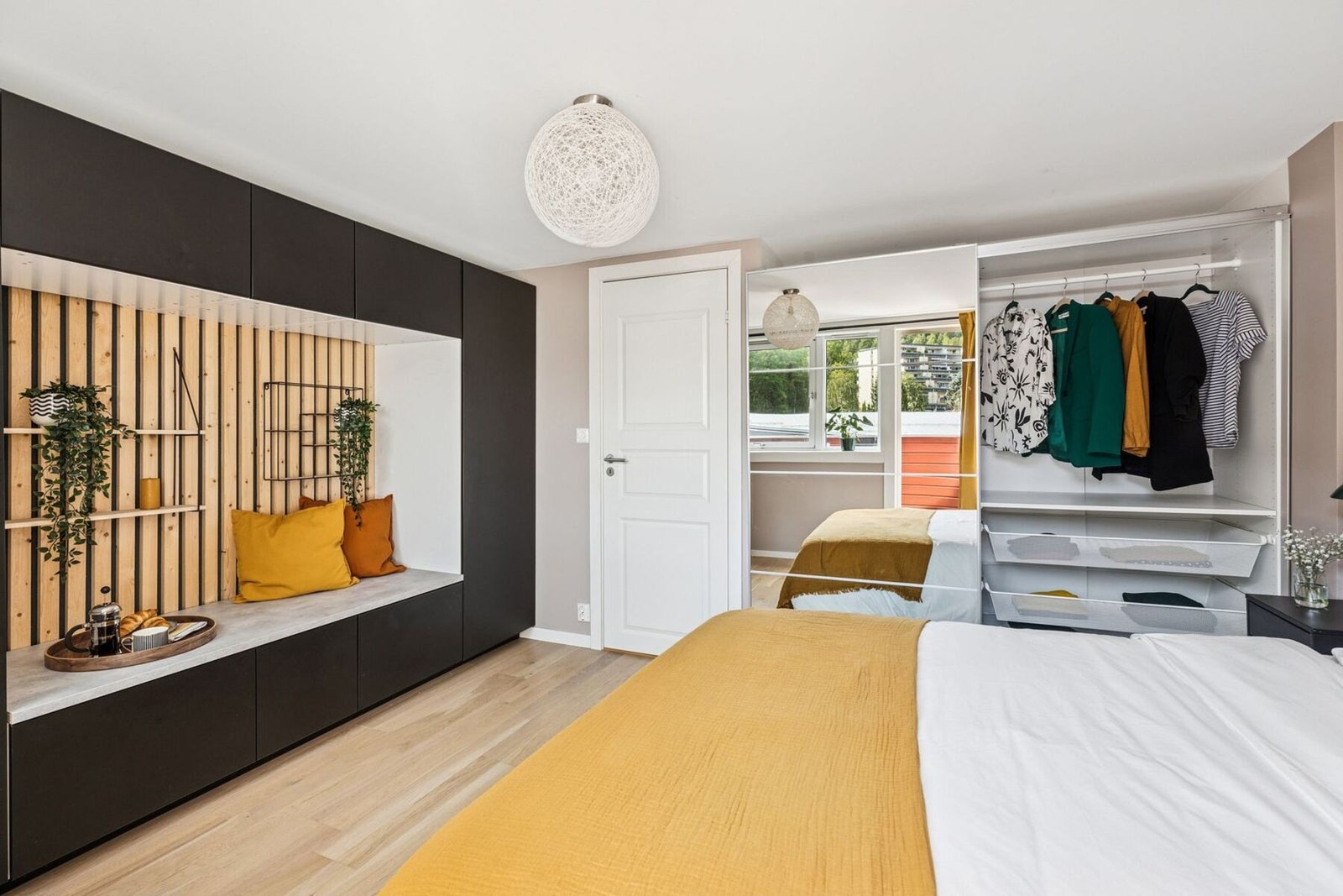 Soverommet er innredet med skyvedørsgarderobe i nisje i vegg, samt spesialtilpassede skap, koselig sittebenk og spilevegg tilrettelagt for oppheng av TV. Galleribilde