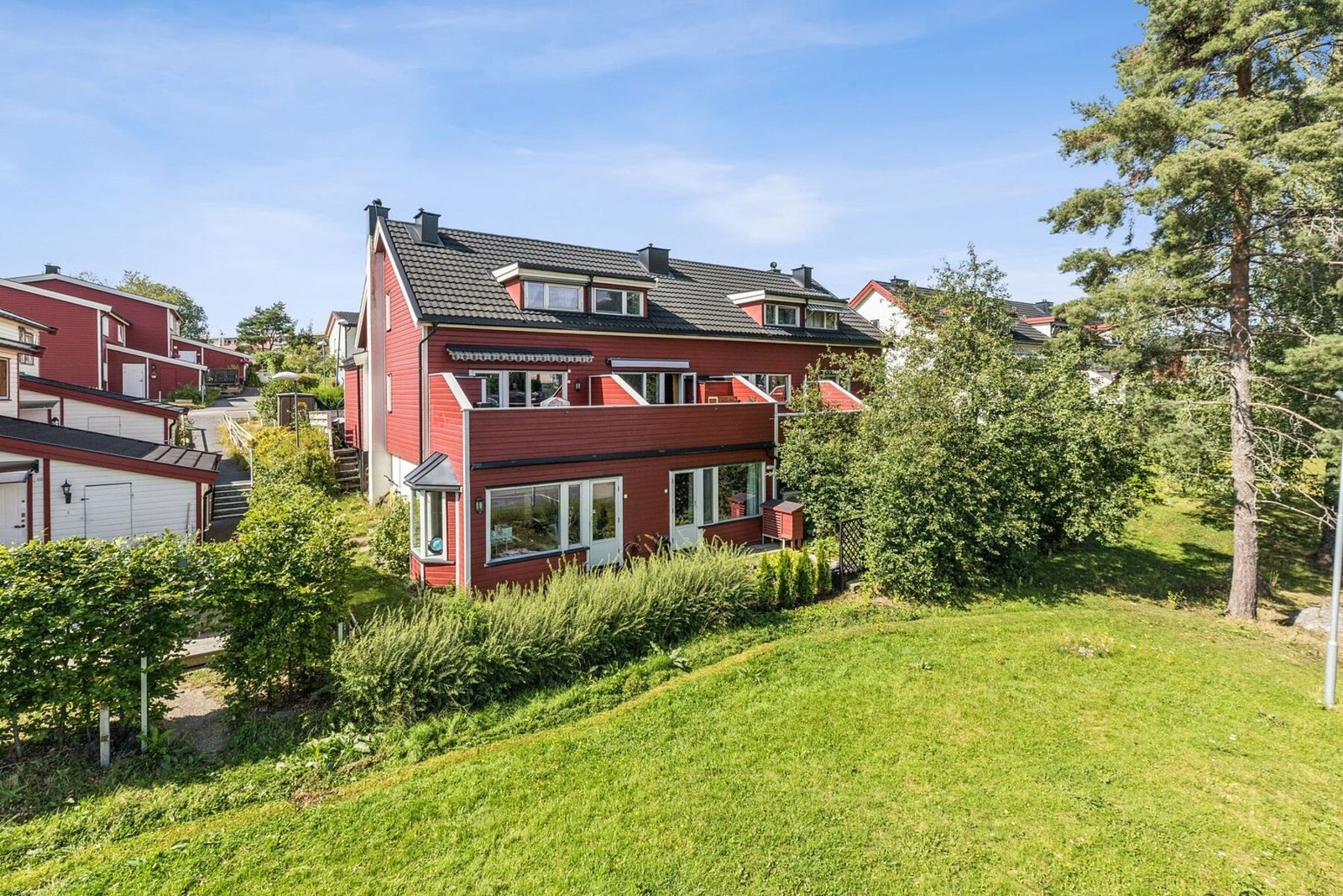 Til boligen følger eksklusiv disposisjonsrett til solrike uteplasser på begge sider av boligen. Galleribilde