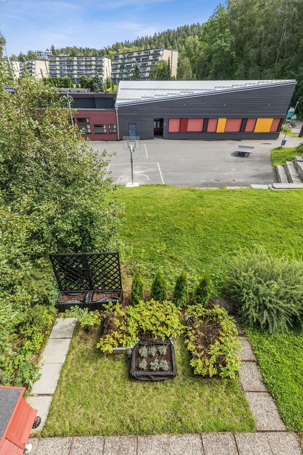 Fra stuen er det utgang til en hyggelig, liten hage. Hagen er opparbeidet med plantekasser - for deg som ønsker å dyrke egne urter eller grønnsaker. Galleribilde