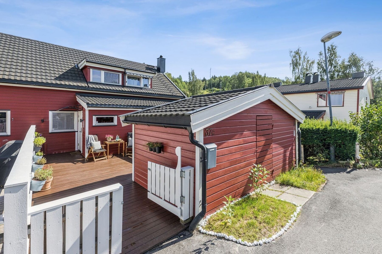 Velkommen til et familievennlig rekkehus, i fredelige og barnevennlige omgivelser - samtidig som du bor sentralt i hjertet av Lindeberg, med alt du trenger like i nærheten. Galleribilde