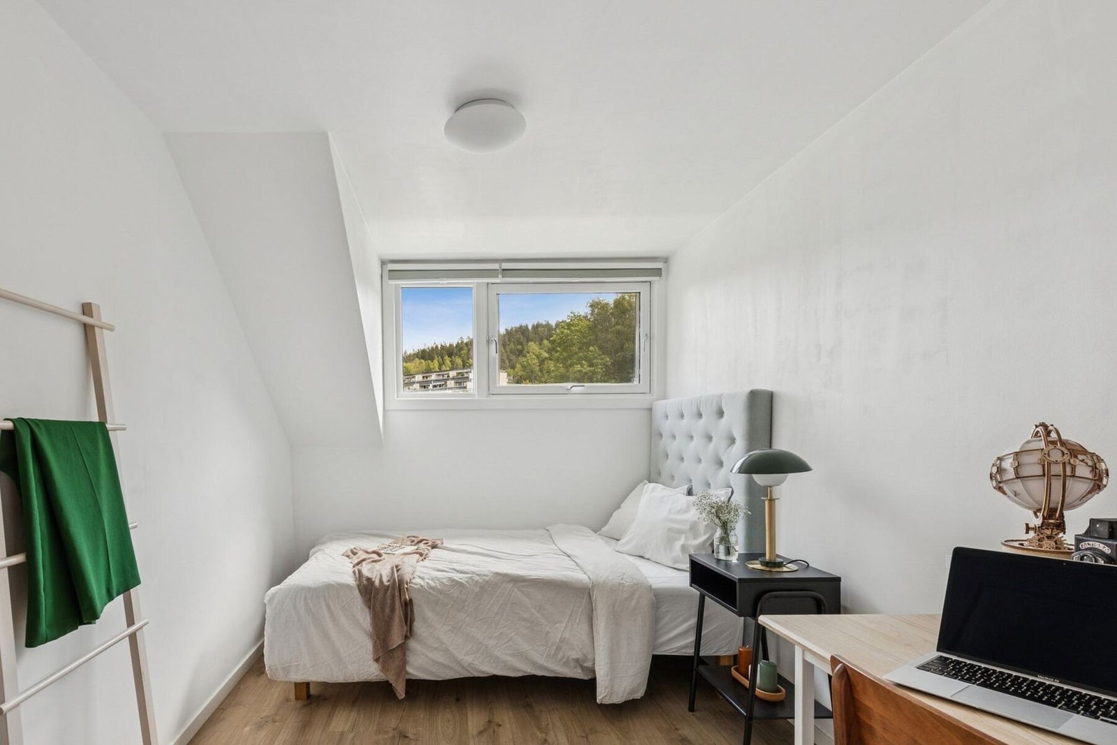 De to øvrige soverommene er plassert i 2. etasje - ideelle som barnerom, gjesterom eller kontor. Galleribilde