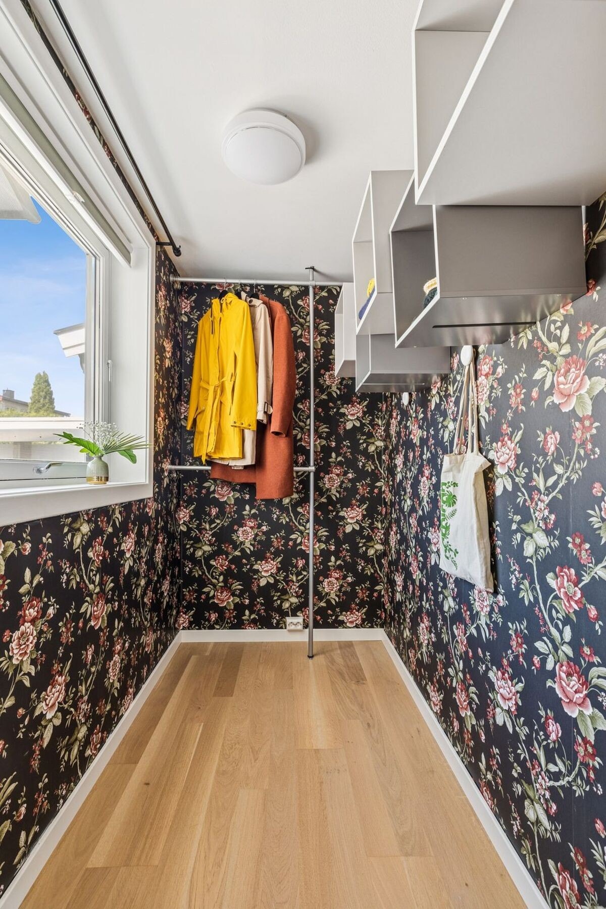 Garderoberommet gir ekstra oppbevaringsplass. Garderoben har vindu og kan også innredes som kontor, alt ettersom hva du ønsker. Galleribilde
