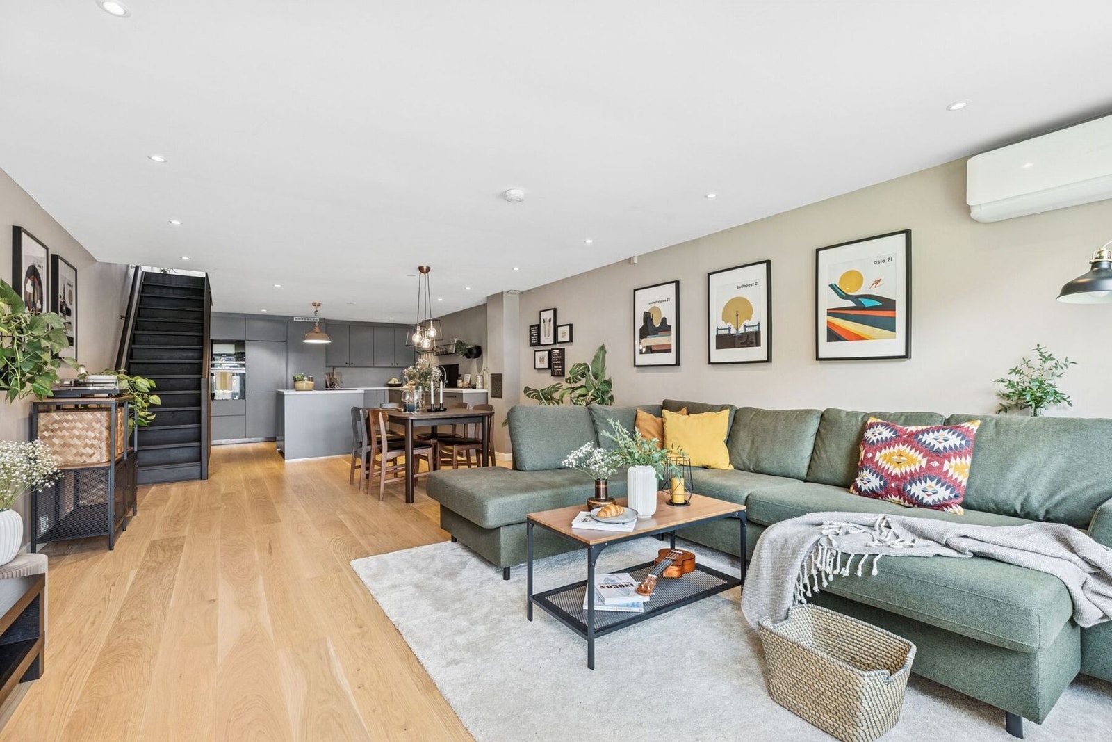 Boligen er utbygget og planløsningen endret, slik at den i dag inviterer med et herlig, sosialt allrom med stue og kjøkken i samme etasje - perfekt for både hverdag og sosiale sammenkomster. Galleribilde